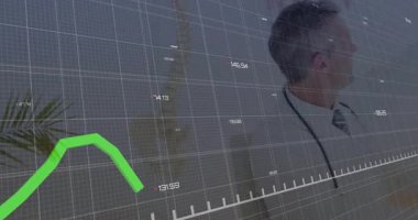 Erkek doktor klinik laboratuarında dijital sağlık verileri sunuyor, yeşil çizelge çizelgesi ve şebeke örtüsü gösteriyor. Tıbbi profesyonellik, sağlık, yenilik, teknoloji, veri analizi, fütüristik, analitik