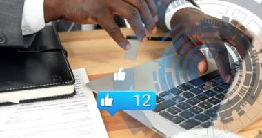 Ofis masasında dizüstü bilgisayarda yazı yazan iş analisti, yüzen başparmaklar ve HUD grafikleri gösteriyor. Kurumsal, profesyonellik, teknoloji, veri, yenilik, üretkenlik, modern