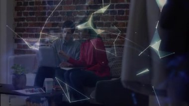 Stylus 'u kullanan bir kadın ve elinde kalem tutan bir adam holografik dünya görüntüsü veriyor. İşbirliği, yenilik, teknoloji, modern, çalışma alanı, bağlantı, yaratıcı