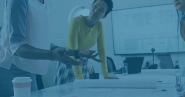 Masada çalışan iki kadın, belgeleri inceliyor ve veri grafikleriyle iş planlamasını tartışıyorlar. İşbirliği, takım çalışması, profesyonel, modern, üretkenlik, yenilik, strateji