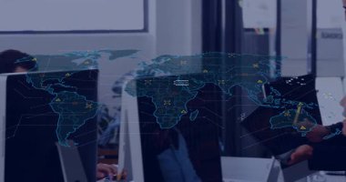 Altıgen simgelerle örtüşen haritaları açık planlı ofiste analiz eden dört profesyonel. İşbirliği, teknoloji, yenilik, veri, iletişim, takım çalışması, dijital