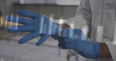 Araştırma laboratuarındaki pipeti bar çizelgesi ve ECG dalga boyu örtüleriyle manipüle eden bir kadın. Araştırma, analiz, kesinlik, teknoloji, sağlık, yenilik, teşhis