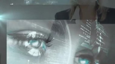 Teknoloji stüdyosunda holografik kodları inceleyen bir kadın, turkuaz veri akışları kılavuz tasarımı. Teknoloji, yenilik, fütüristik, dijital, siber, veri, profesyonel