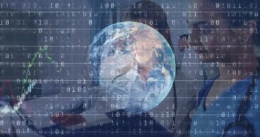 Tıbbi ekip konferans odasındaki dosyaları inceliyor. Dünya hologramı, ikili kod ve çizelgeleri var. Sağlık, işbirliği, teknoloji, yenilik, veri analizi, dijital dönüşüm, tıbbi araştırma