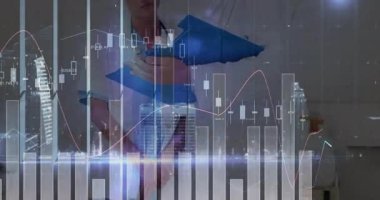 Klinik koridorundaki sağlık analizlerini inceleyen iki doktor, animasyon bar çizelgeleri ve ufuk çizgisi gösteriyor. Tıbbi, işbirliği, profesyonel, analitik, dijital, sağlık, modern