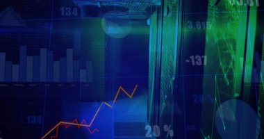 Serin mavi koridorları kaplayan sunucu dolapları renkli grafikler, çubuk çizelgeleri ve veri örtüleri sergiliyor. Teknoloji, analitik, siber güvenlik, dijital, fütüristik, yenilik, veri görselleştirme