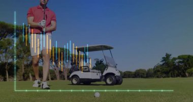 Golf sahasında at arabasıyla atış yapan bir golfçü, bar ve çizgi çizelgeleriyle spor teknolojisi sergiliyor. Spor, eğlence, açık hava, analitik, profesyonel, yenilik, manzara