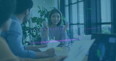 İş arkadaşları bilgisayar ekranında yüzen finans tablosu ile masa başında kağıtları tartışıyor. İş, işbirliği, teknoloji, finans, analitik, modern, profesyonel