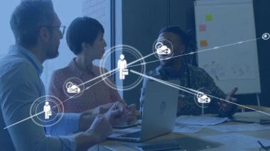 İş toplantılarında masanın etrafında iş birliği yapan üç profesyonel, kullanıcı simgeleri havada uçuşuyor. İşbirliği, takım çalışması, yenilik, dijital, ağ oluşturma, modern, danışmanlık