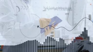 Teknoloji laboratuvarında dijital arayüze animasyon çizelgeleri ve dünya haritasıyla yazı yazan kadın bilim adamı. Yenilik, veri, analitik, teknoloji, profesyonellik, fütüristik, araştırma