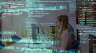 İki yazılım geliştirici açık planlı ofiste, yüzen yeşil kod ile birlikte çalışma masasında çalışıyor. İşbirliği, teknoloji, modernlik, sanayi, işyeri, yenilik, takım çalışması