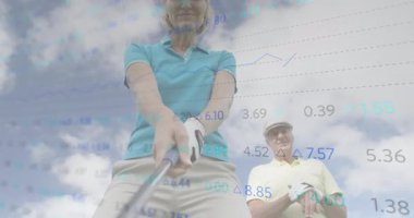 Kadın golf sopasını erkeklerin izlediği rotada sallıyor. Teknoloji haritalarla örtüşüyor. Spor, teknoloji, açık hava, etkinlik, fitness, dijital, boş zaman