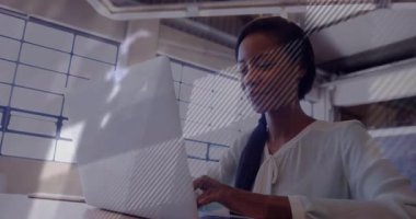 Modern iş ofisinde dizüstü bilgisayarda yazan kadın holografik küreyi ve şebeke verilerini gösteriyor. Teknoloji, yenilik, üretkenlik, çalışma alanı, fütüristik, dijital, modern tasarım