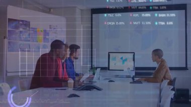 İş konferans odasında dizüstü bilgisayarlar üzerinde çalışan üç profesyonel ve hareketli çizelgeleri var. İşbirliği, takım çalışması, yenilik, modern, üretkenlik, şirket, strateji