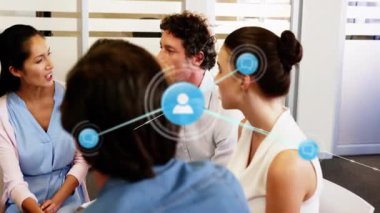 İş ofisindeki panoyla, yüzen ağ simgeleriyle takım lideri tartışması. İşbirliği, takım çalışması, iletişim, beyin fırtınası, yenilik, profesyonel, çalışma alanı