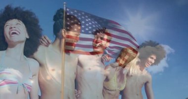 Sahilde duran bir grup arkadaş seyahat pazarlaması için animasyon Amerikan bayrağı sergiliyorlar. Macera, çeşitlilik, kutlama, canlılık, eğlence, yaz, yoldaşlık