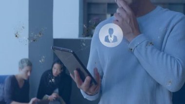 Olgun bir adamın teknoloji ofisindeki tabletle etkileşimi holografik kullanıcı analitik ağını gösteriyor. Teknoloji, veri, dijital, yenilik, bağlantı, fütürizm, analitik