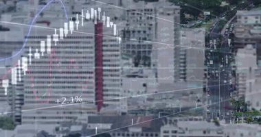 Meşgul şehir manzarasının üzerinde yüzen çizgi grafikleri olan şamdan çubuklarını gösteren animasyon. Finansal analiz, pazar eğilimleri, teknik göstergeler, kentsel altyapı, dinamik görseller, veri görselleştirme, iş zekası