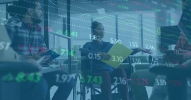 Ofiste finansal verileri tartışan iş arkadaşları, yüzen yeşil, kırmızı hisse değerlerini gösteriyorlar. İşbirliği, takım çalışması, yenilik, modernlik, iş dünyası, tartışma, erişilebilirlik