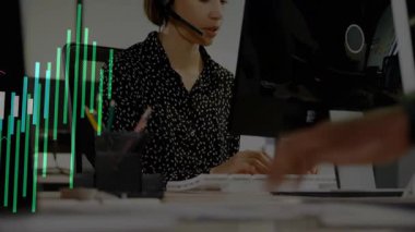 Modern teknoloji ofisindeki masada yazı yazan veri analisti kadın çizgi ve çizgi grafikleri gösteriyor. Teknoloji, analitik, çalışma alanı, üretkenlik, profesyonel, modern, dijital