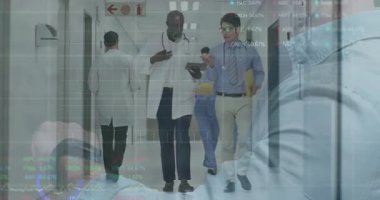 Tıbbi ekip hastane koridorunda yüzen veri tabletleri ve yüzdelerle yürüyor. Sağlık, profesyonellik, analitik, takım çalışması, modern, tanı, hastane