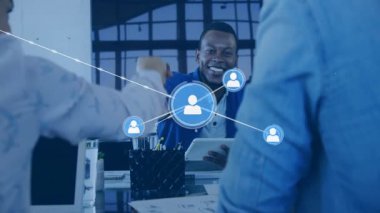 Profesyonel ekip iş toplantısını tablet kullanarak, ağ simgelerini ve tokalaşmalarını göstererek yapıyor. İşbirliği, ağ oluşturma, modern, kurumsal, takım çalışması, dijital, iletişim