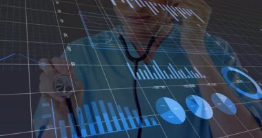 Tıbbi arayüzde steteskop tutan erkek doktor holografik çizgiler gösteriyor. Tıbbi teknoloji, veri görselleştirme, sağlık hizmetleri yeniliği, dijital sağlık, geleceksel arayüz, klinik analiz, bilgi sistemleri