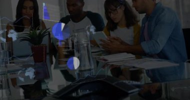 Cam masa etrafında iş birliği yapan teknoloji uzmanları mavi çizelgeleri ve kod parçalarını üst üste koyuyorlar. İş, takım çalışması, yenilik, dijital, modern, analiz, iletişim