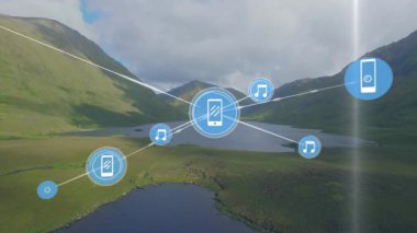 Dağ Vadisi 'nde akıllı telefon simgeleri ve parlak çizgilerle birbirine bağlanan notalar var. Doğa, teknoloji, bağlantı, açık hava, dijital, uyum, manzara