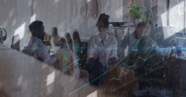 Konferans odasında teknoloji trendlerini tartışan üç meslektaş, animasyon ikili kod ve çizelgelerle. İş, işbirliği, yenilik, fütüristik, dijital, çalışma istasyonu, şirket