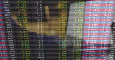 Düz tasarım dijital finansal veri, profesyonel el dokunmatik ekranda yüzer vaziyettedir. Teknoloji, finans, analitik, arayüz, veri görselleştirme, profesyonel, dijital