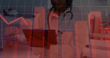 Tıp bürosunda tableti inceleyen kadın doktor kırmızı çizelge ve çizelge çizelgesini gösteriyor. Tıbbi, teknoloji, profesyonel, veri, analiz, tanı, dijital