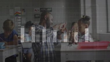 Öğretmen sınıfta diz çöküyor, kız parmaklarını sayıyor, bar çizelgeleri havada süzülüyor. Eğitim, sınıf, öğrenim, öğretim, çocukluk, akademik, okur yazarlık