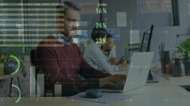 Olgun yetişkin bir adam, animasyon veri grafikleri ve dünya haritasıyla açık iş ofisinde yazı yazıyor. İşbirliği, takım çalışması, dijital, çalışma alanı, yenilik, üretkenlik, modern