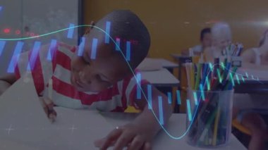 Sınıf arkadaşları sınıftaki masalarda çizim yapıyorlar, kavanozun üstünde yüzen borsa çizelgeleri ve renkli kalemlerle. Çocukluk, eğitim, öğrenme, yaratıcılık, keşif, okur yazarlık, gelişme