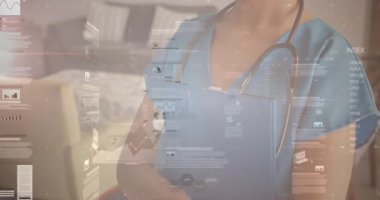 Klinikte steteskoplu ameliyat önlüğü giyen bir kadın elinde dosyalar, yüzen bir sağlık raporuyla. Sağlık, profesyonel, dijital, yenilik, tıp, teknoloji, teşhis