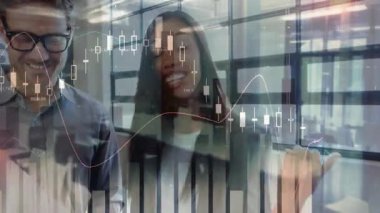 İş arkadaşları animasyon finansal şamdan grafikleri, bar grafikleri ve fiyat etiketlerini inceliyor. İş, takım çalışması, analitik, veri, yenilik, çağdaş, üretkenlik