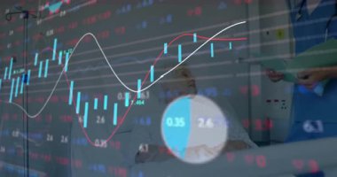 Kadın hasta hastane yatağında uzanıyor, doktor raporları yüzen tıbbi grafiklerle okuyor. Sağlık, kıdemli, teşhis, tıbbi, analiz, hastane, teknoloji