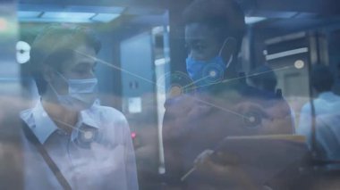 Sağlık teknolojisi ekibi maske takıyor, ofiste verileri inceliyor, ağ örtülü. İşbirliği, yenilik, bağlantı, modern, takım çalışması, teknoloji, analiz