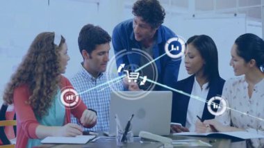 Modern ofiste bilgisayar üzerinde çalışan iş adamları, yüzen ağ simgeleriyle iş birliği yapıyorlar. Profesyonel, takım çalışması, yenilik, bağlantı, modern, çalışma alanı, üretkenlik