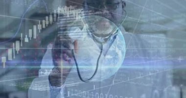 Erkek doktor dijital stüdyoda sağlık verilerini sunuyor, dönen dünya ve finansal grafikler sunuyor. Tıbbi, analitik, fütüristik, teknoloji, finans, sağlık, yenilik