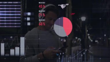 Gece vakti sokakta tabletle etkileşime giren bir adam animasyon teknolojisi ve dünya haritası gösteriyor. Teknoloji, analitik, veri görselleştirme, kentsel, yenilikçilik, fütürizm, dijital