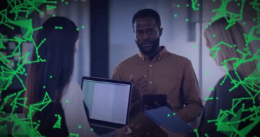 Teknik ekip, yüzen yeşil ağ grafikleriyle ofiste veri üzerinde işbirliği yapıyor. İşbirliği, yenilik, dijital, teknoloji, takım çalışması, modernite, veri