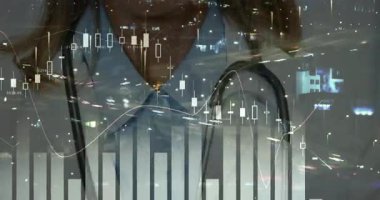 Kıdemli finans uzmanı şehrin ışık yollarından kameraya bakıyor, hisse senedi grafiklerini gösteriyor. Kentsel, profesyonel, modern, analitik, sofistike, teknoloji, hırs