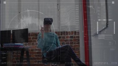 Teknoloji ofisinin çatısına uzanan VR kulaklık takan bir kadın yüzen HUD grafikleri sergiliyor. Gelecek, yenilik, yaratıcılık, işbirliği, modern, dijital, çalışma alanı