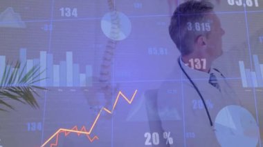 Steteskop takan erkek doktor kameraya bakıyor ve üzerinde animasyon sağlık verileri var. Tıbbi, veri görselleştirme, analitik, sağlık, teknoloji, profesyonellik, yenilik