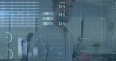 Teknoloji ekibi ofiste dizüstü bilgisayarlar üzerinde çalışıyor, turta grafikleri çizelgeleri sergiliyorlar. Analizler, veri görselleştirme, takım çalışması, modern çalışma alanı, dijital arayüz, işbirliği, profesyonel ortam