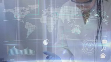 Yüksek teknoloji laboratuvarında alet kullanan kadın bilim adamı dijital dünya haritası ve veri grafiklerini örtüyor. Yenilik, analitik, fütürizm, dijitalleştirme, biyoteknoloji, görselleştirme, bilim