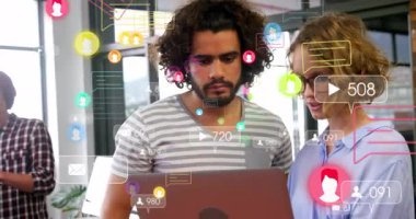 Yüzen sosyal medya simgelerine sahip dijital cihazlar kullanarak ofiste işbirliği yapan üç profesyonel. İşbirliği, takım çalışması, yenilik, modernlik, bağlantı, üretkenlik, iletişim