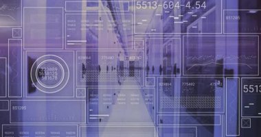 Mor-mavi koridor üzerinde yüzen yarı saydam arayüz panelleri bulanık siluetler yürürken. Kontrol paneli, analitik, teknoloji, fütüristik, kurumsal, yenilik, veri görselleştirme
